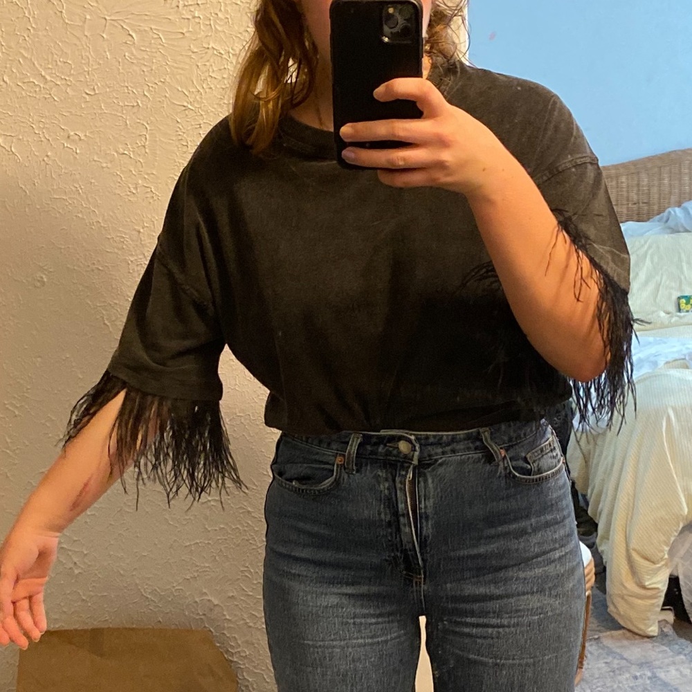 Black feather tee